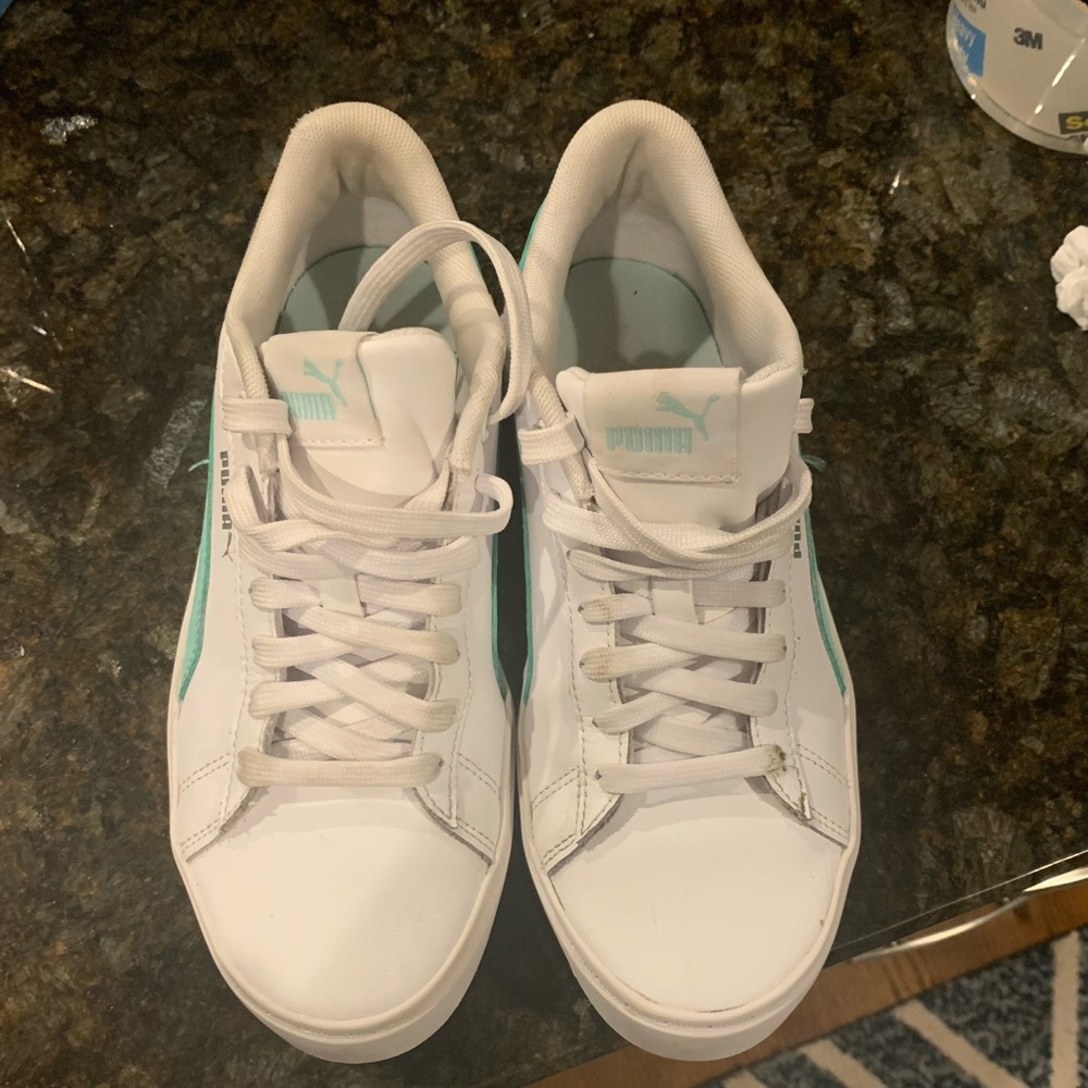 Excellent condition woman’s puma sneakers